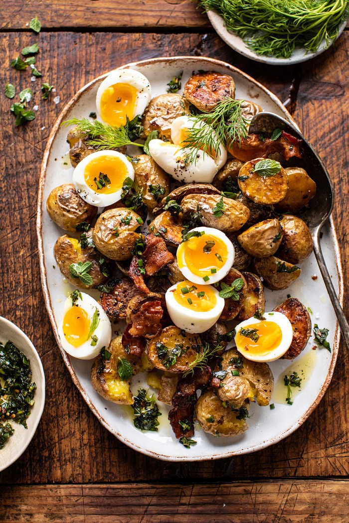 辣椒大蒜油和草药酥脆早餐土豆|halfbakedharvest.com #potatoes #breakfast #easyBOB娱乐下载recipes #brunches