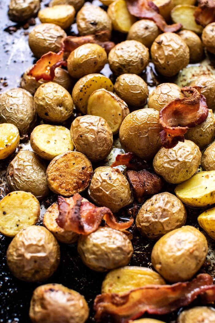 烤过的土豆和培根放在烤盘上