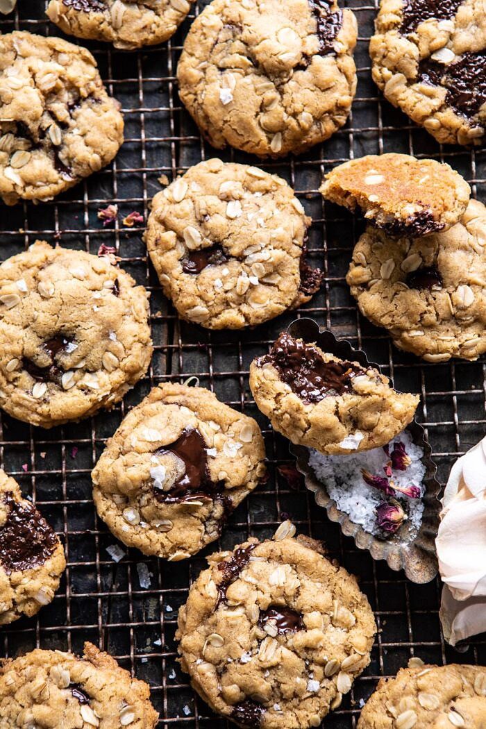 花生酱巧克力块燕麦饼干|halfbakedharvest.com #cookies #oatmeal #easyBOB娱乐下载recipes #dessert #chocolate