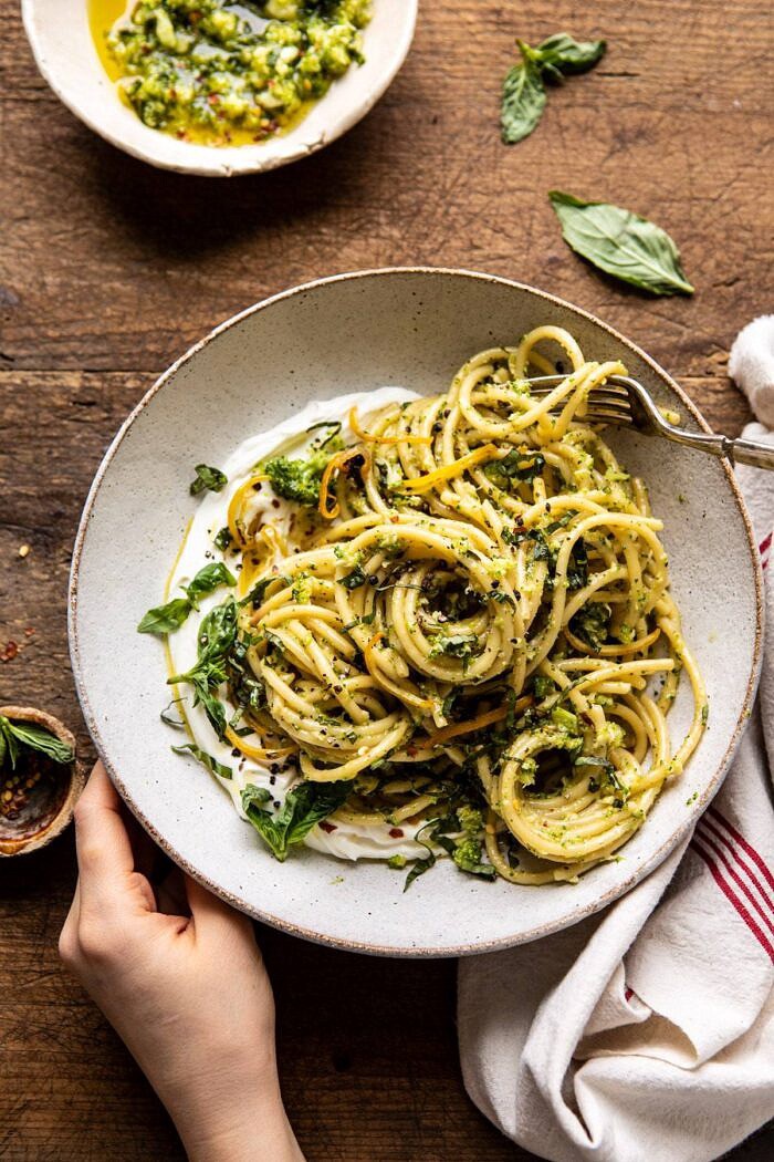 西兰花香蒜酱面食，带有鲜味的意大利乳清干酪|halfbakedharvest.com #broccoli #pasta #easyBOB娱乐下载recipes #healthyrecipes