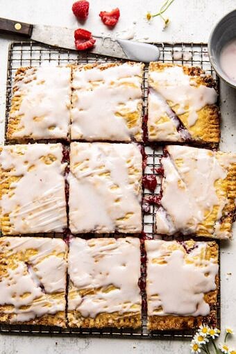 巨型草莓N'Cream Pop Tart |halfbakedharvest.com＃4s #pie #dessert #breakfast