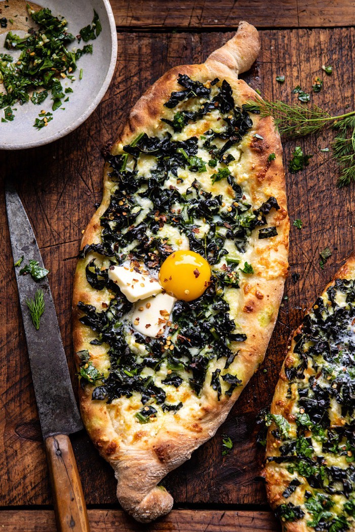 Khachapuri（格鲁吉亚奶酪面包）带羽衣甘蓝和草药|halfbakedharvest.com #pizza #easyBOB娱乐下载recipes #cheese #bread