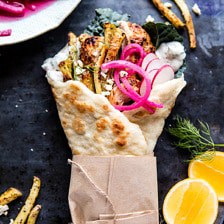 烤鸡陀螺虫与tzatziki和eeta炸薯条|halfbakedharvest.com #greek #gyro #easyBOB娱乐下载recipes #healthy #chicken