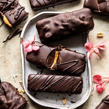 巧克力覆盖乳脂状花生酱杯吧|halfbakedharvest.com #vegan #chocolate #peanutbutter #dessert