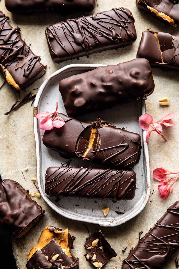 巧克力覆盖的奶油花生酱杯条|halfbakedharvest.com #vegan #Chocaly #peanutbutter #dessert