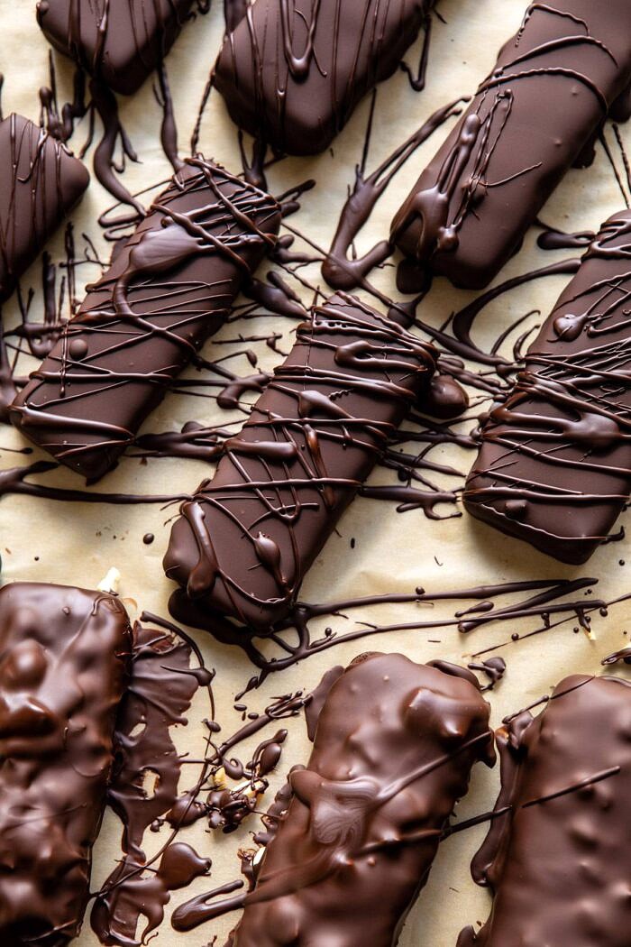 巧克力覆盖的乳脂状的花生酱杯子在烤板上的烘烤板材以后盖巧克力