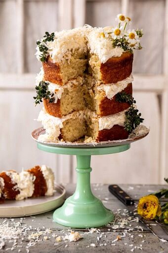 柠檬椰子赤裸蛋糕用鞭打香草乳酪|halfbakedharvest.com #coconutcake #springBOB娱乐下载recipes #easter #cake #layercake