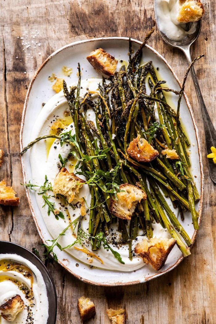 芝麻烤芦笋与鞭打feta |halfbakedharvest.com #asparagus #springBOB娱乐下载recipes #heplationyrecipes #sidedish #easter