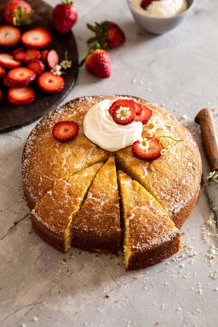 草莓春黄菊橄榄油蛋糕侧面角度的照片与蜜汁的乳清干酪和3片切开