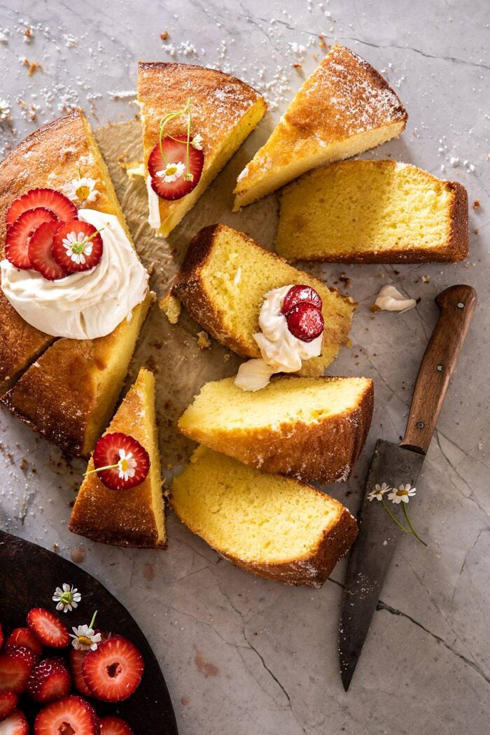 草莓春黄甘菊橄榄油蛋糕照片顶上的关闭与蜜腺乳清干酪的