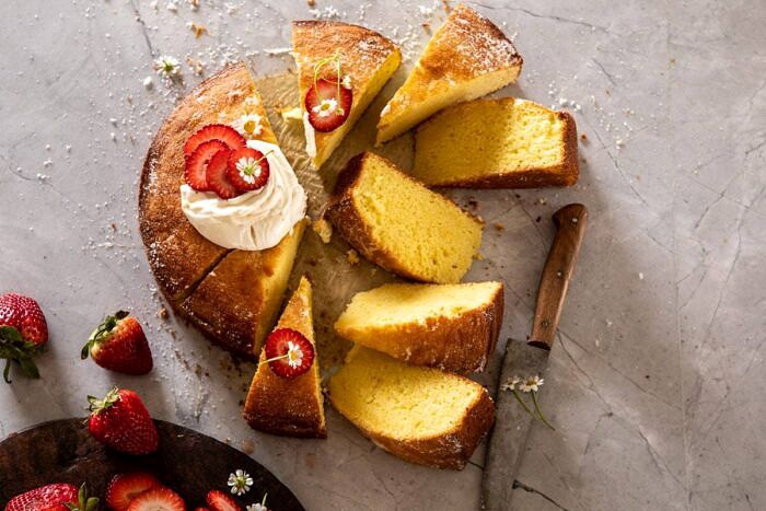 草莓春黄菊橄榄油蛋糕水平照片与蜜饼奶诗腊肠