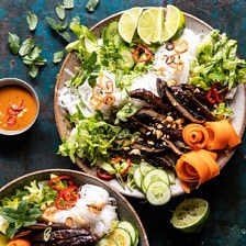 越南米线沙拉配蘑菇和辣花生醋汁