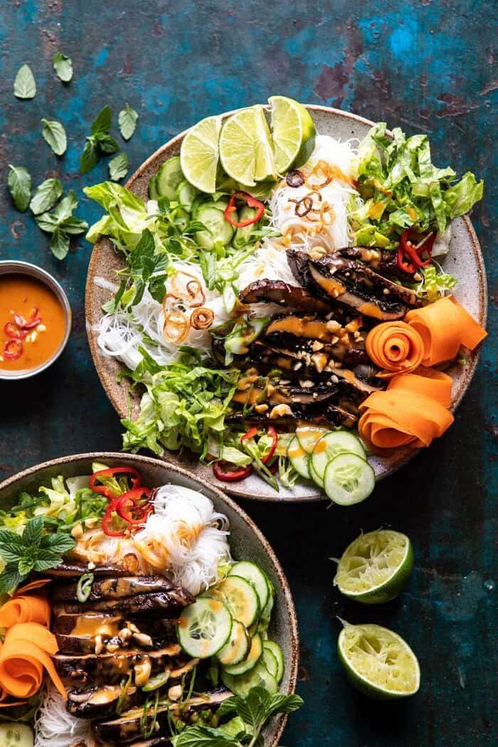 越南米线沙拉配蘑菇和辛辣花生醋汁|halfbakedharvest.com #healthy #salad #springBOB娱乐下载recipes #asian