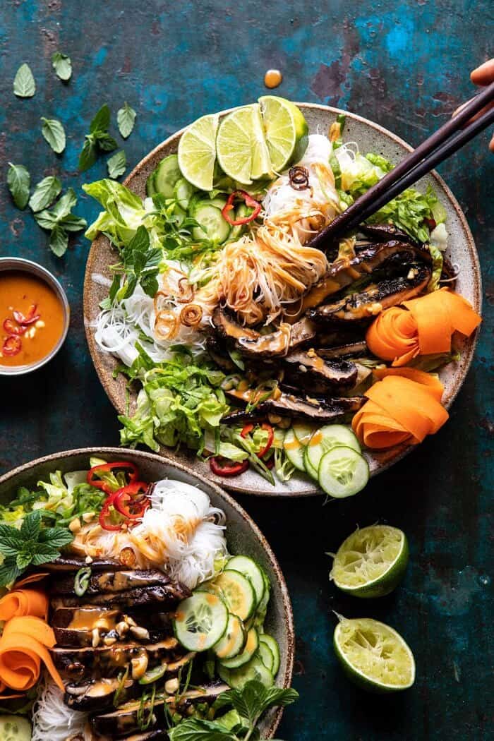 越南米粉沙拉，蘑菇和辣味花生醋，筷子放在碗里
