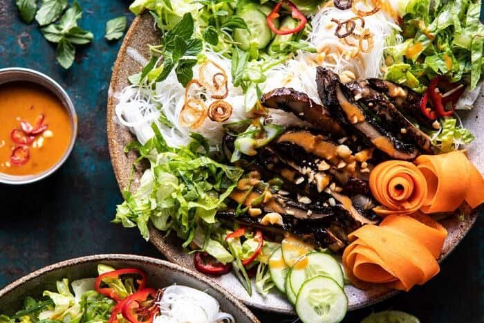 越南米粉沙拉配蘑菇和辣味花生醋的水平图片