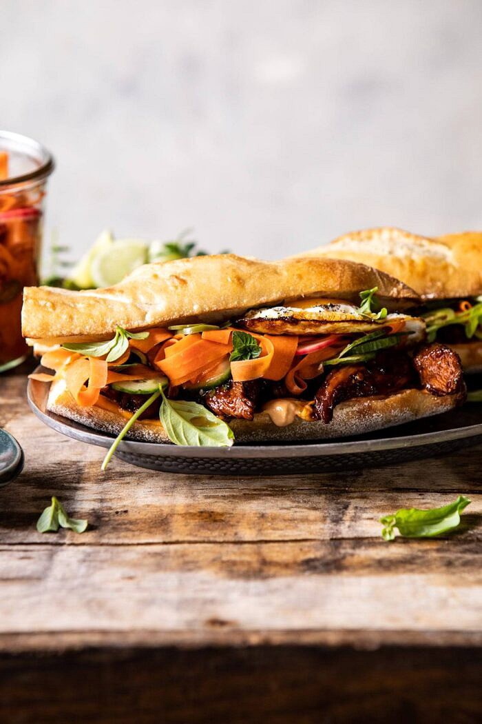 30分钟罗勒鸡Banh Mi Sandwich |halfbakedharvest.com #easyrecipe #heplateBOB娱乐下载yrecipes #chicken #thai #vietnamese