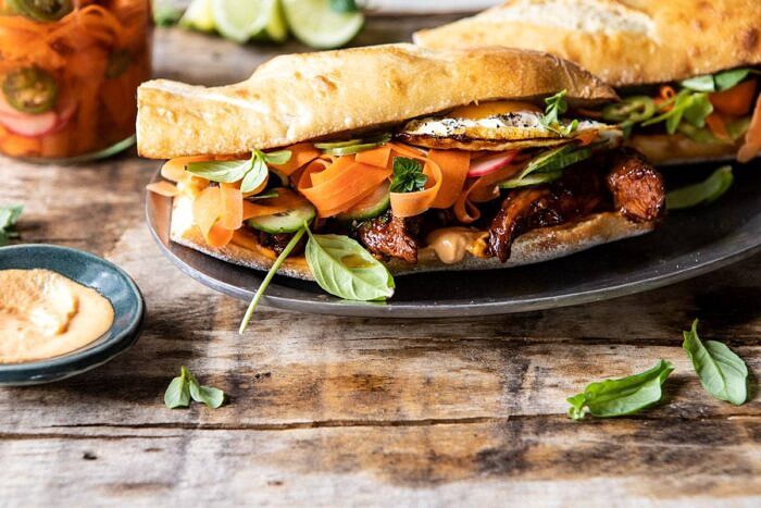30分钟罗勒鸡Banh Mi Sandwich |halfbakedharvest.com #easyrecipe #heplateBOB娱乐下载yrecipes #chicken #thai #vietnamese