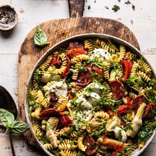 抗帕斯托意大利面沙拉配Herby Parmesan Vinaigrette |halfbakedharvet.com #pasta #easyBOB娱乐下载recipes #pastasalad #mothersday
