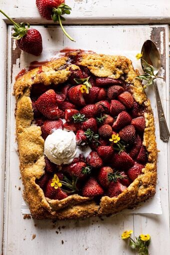 Jammy Strawberry Galette | half - bakedharvest.com #草莓#挞#夏天#水果#春天食谱BOB娱乐下载