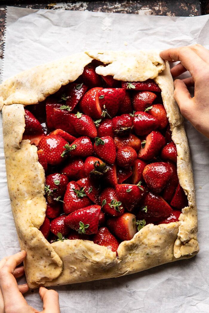 Jammy草莓Galette |halfbakedharvest.com #strawberries #tart #summer #fruit #springBOB娱乐下载recipes