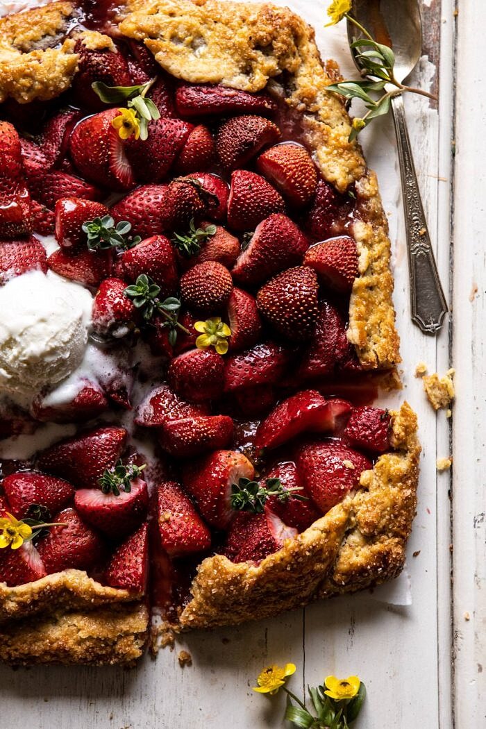 Jammy草莓Galette |halfbakedharvest.com #strawberries #tart #summer #fruit #springBOB娱乐下载recipes