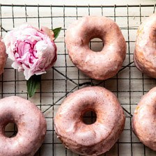 草莓釉柴甜甜圈|halfbakedharvest.com #doughnuts #spring #strawberries