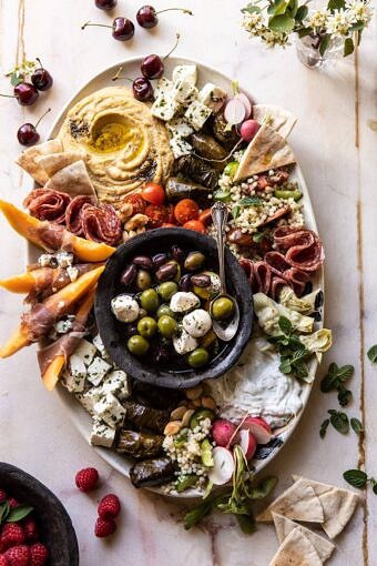 没有大惊小怪的农民市场Mezze Platter |halfbakedharvest.com #appetizer #easyBOB娱乐下载recipes #healthy #summer＃4thofjuly