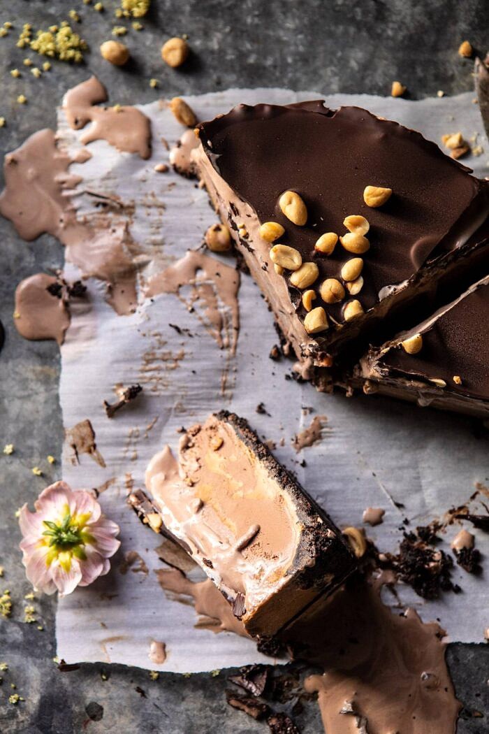 非洲的6个成分巧克力花生酱冰淇凌蛋糕切片在羊皮纸纸上的顶上的照片