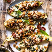 辣鹰嘴豆和奶酪塞满了西葫芦|halfbakedharvest.com #healthy #easyBOB娱乐下载recipes #sumpercipes #zucchini