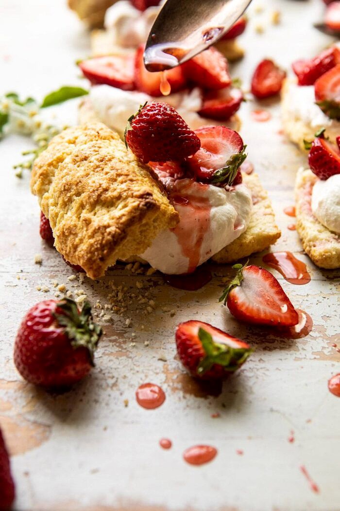最佳草莓酥饼与草莓汁被淋在浆果上的侧角照片