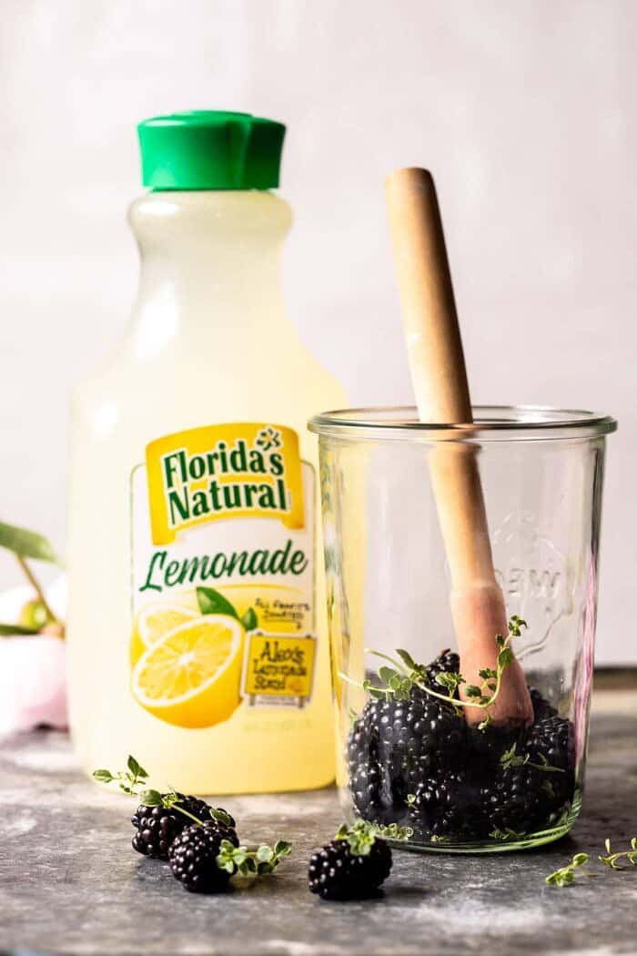 黑莓龙舌兰酒柠檬冷却器混合在玻璃瓶子里