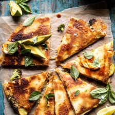西兰花奶酪Quesadilla与Chipotle芝麻酱|halfbakedharvest.com #quesadilla #easyBOB娱乐下载recipes #broccoli #mexican