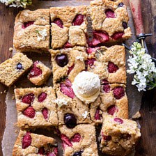 樱桃草莓Streusel蛋糕|halfbakedharvest.com #easyBOB娱乐下载recipes #cake #sheetcake #summerdessert