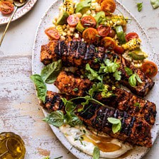 柠檬帕尔马干鲑鱼用玉米，番茄和鳄梨沙拉|halfbakedharvest.com #salmon #grillingBOB娱乐下载recipes #dinner