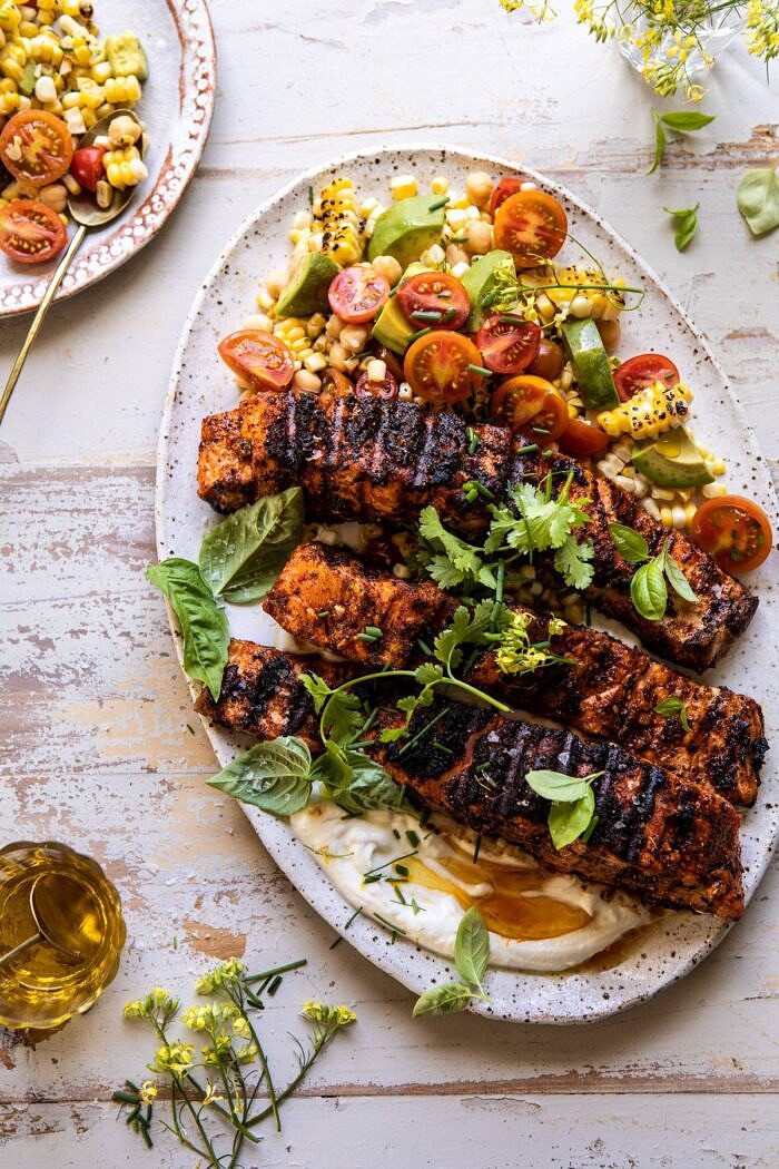 柠檬帕尔马干鲑鱼用玉米，番茄和鳄梨沙拉|halfbakedharvest.com #salmon #grillingBOB娱乐下载recipes #dinner