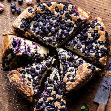 简单的蓝莓巴斯克奶酪蛋糕。
