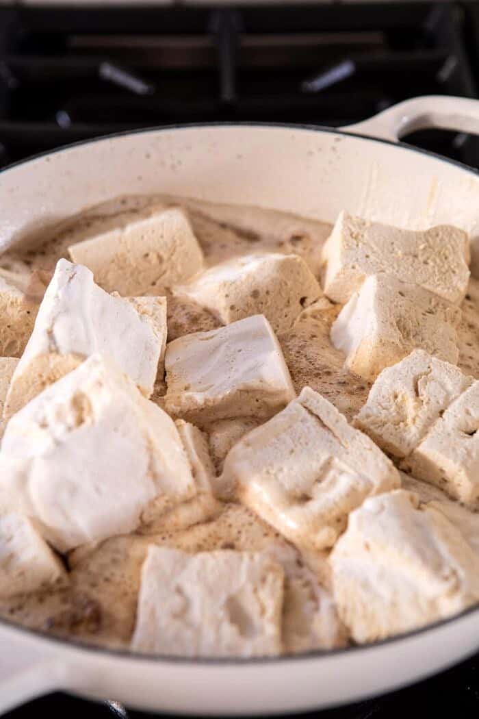 棉花糖在炉子上融化成棕色的黄油的照片