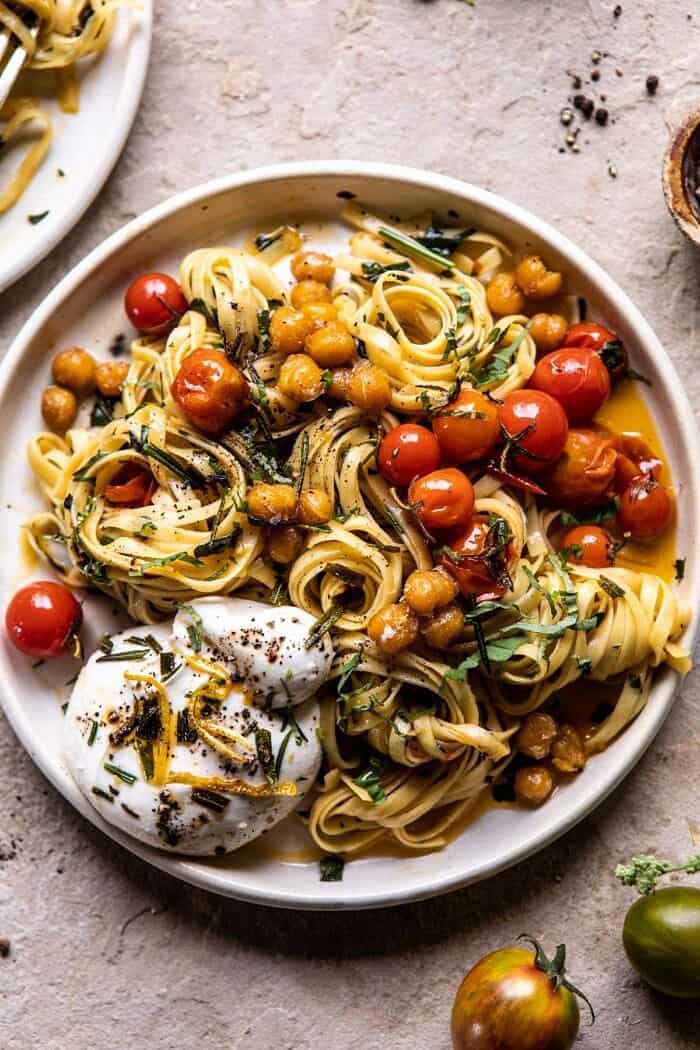 Jammy Cherry番茄面团用酥脆柠檬迷迭香鹰嘴豆|halfbakedharvest.com #pasta #tomatoes #burrata