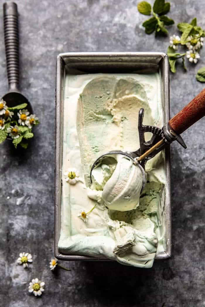 无搅拌的白色巧克力的顶上的照片旋转冰淇淋与冰淇淋冰淇淋