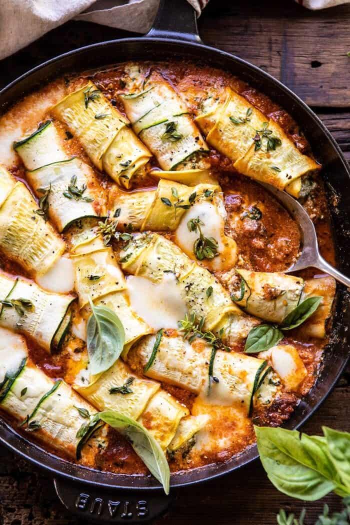 辣香蒜酱和奶酪填充西葫芦intini |halfbakedharvest.com #zucchini＃cheese #italian #easyrBOB娱乐下载ecipes