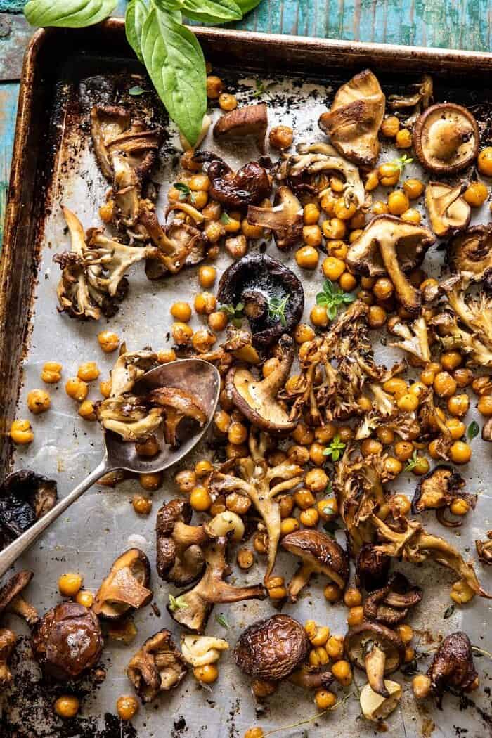 上面的照片是烤盘上的百里香烤蘑菇和鹰嘴豆