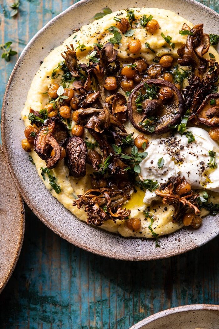 Pesto玉米塔用百里香烤蘑菇和鹰嘴豆|halfbakedharvest.com #pesto #polenta #mushrooms #easyBOB娱乐下载recipes