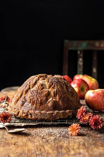 加香料山核桃苹果酒甜甜圈蛋糕|halfbakedharvest.com #applecider #cake #easyBOB娱乐下载recipes #floupt #autumn #baking