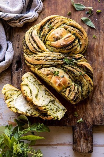 旋转的大蒜草本面包|halfbakedharvest.com #garlicbread #herbbread #homemadebread