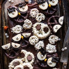 嘘！幽灵怪的怪物巧克力覆盖椒盐脆饼果仁饼干|halfbakedharvest.com #halloween #brownies #easyBOB娱乐下载recipes #dessert #fall