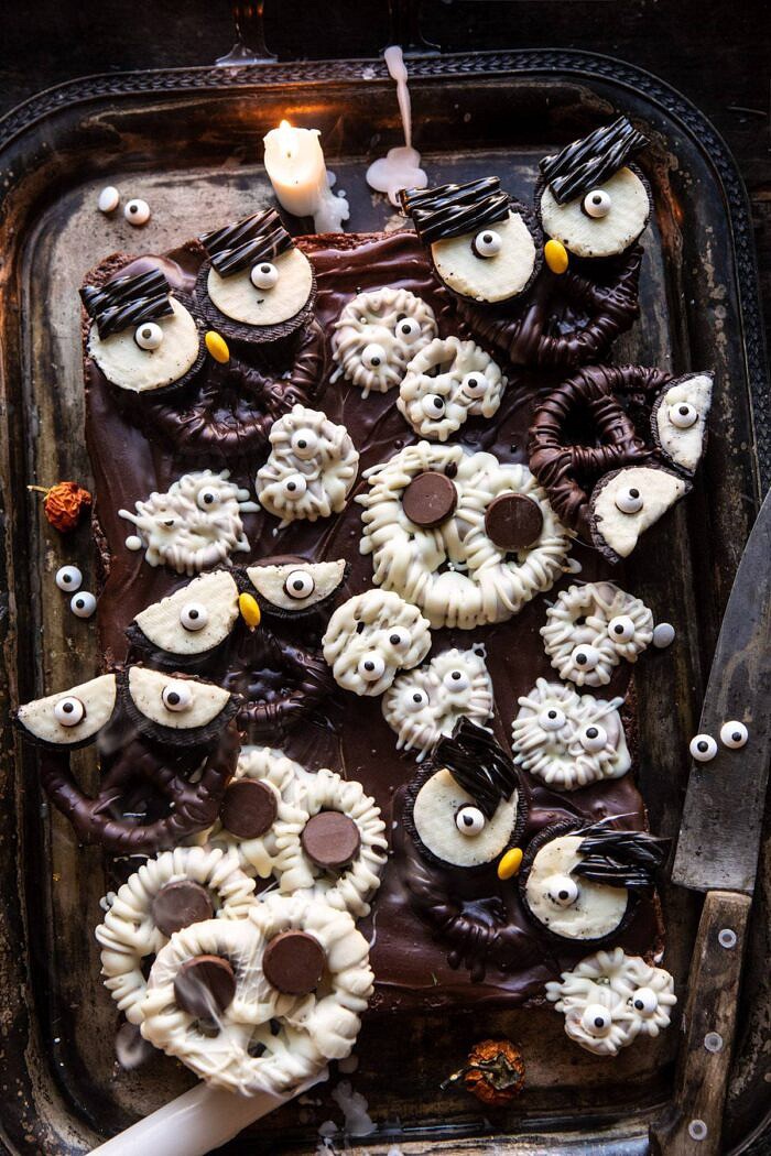 嘘的顶上的照片！幽灵怪的怪物巧克力覆盖椒盐脆饼