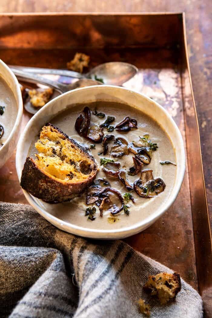 奶油蘑菇汤和大蒜香草面包屑的近角度照片