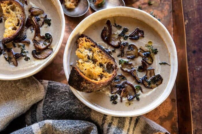 奶油蘑菇汤和大蒜香草面包屑的照片