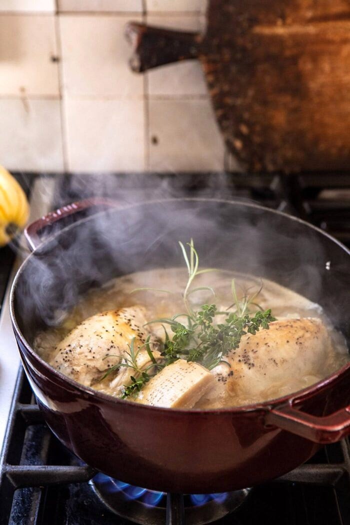 炉子上烤南瓜的炖锅帕玛森白豆鸡汤的侧面照片