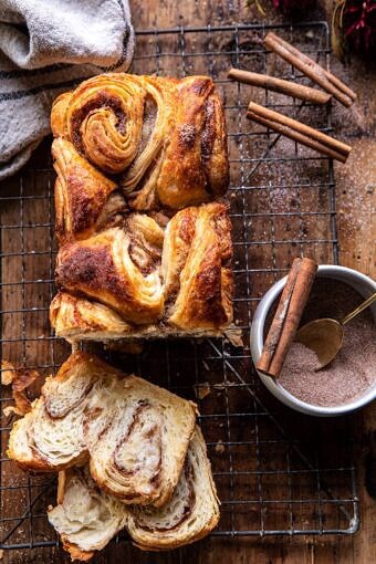 易于旋转的肉桂糖羊角面包|halfbakedharvest.com #cinnamon #fall #bread #croissants